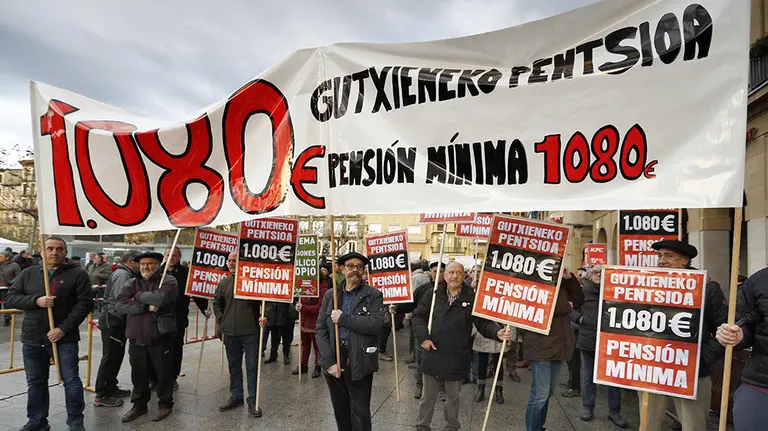 GRAF7722. PAMPLONA, 15/12/2018.- Varios cientos de personas se han manifestado esta tarde en Pamplona convocados por seis organizaciones para pedir a los partidos que en el debate presupuestario antepongan "a cualquier otro gasto el que toda persona viva con dignidad". EFE/Villar López