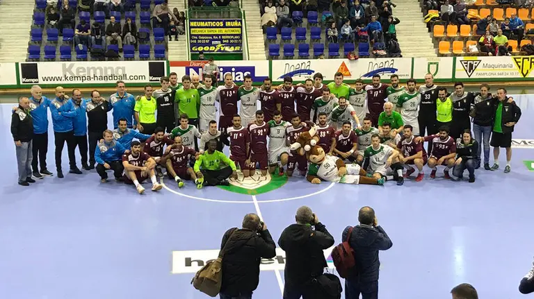 El Anaitasuna y la selección de Qatar posando juntos antes del partido. Twitter Anaitasuna.