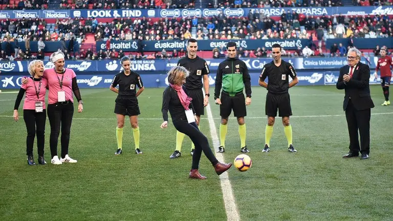 Saque de honor de la presidenta de Saray, Ana Sarasa, en El Sadar en el partido entre Osasuna y el Alcorcón MIGUEL OSÉS