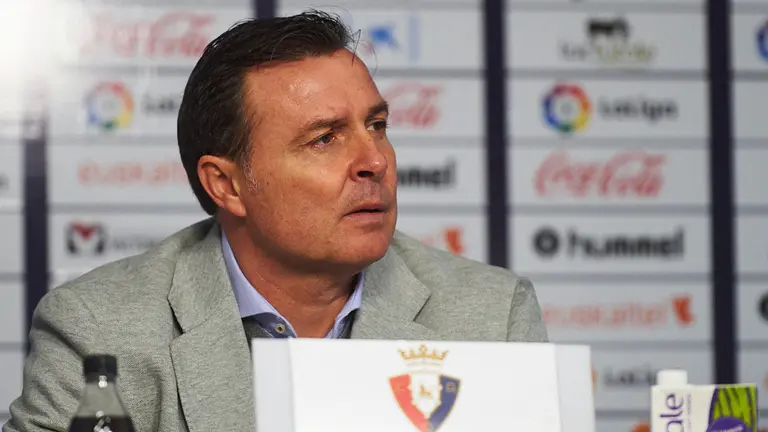 Cristóbal Parralo, entrenador del Alcorcón en rueda de prensa tras el partido en El Sadar. MIGUEL OSÉS