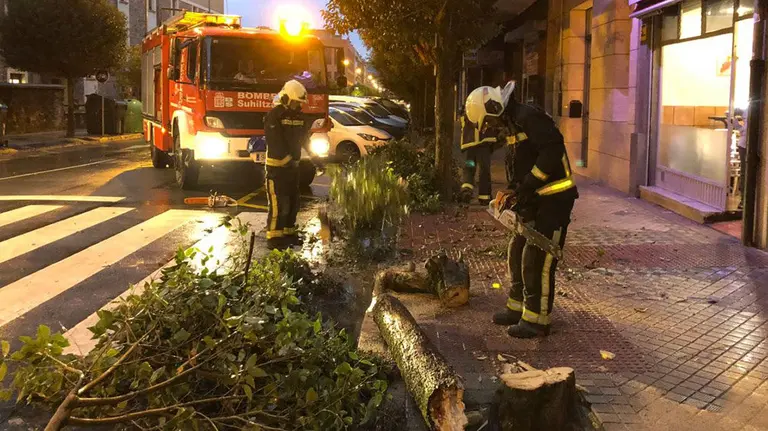 Árbol caído en la calle Abejeras debido al viento TWITTER (@Stevie235009301)