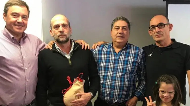 Fernando Munárriz (Pte Waterpolo Navarra),  Javier Reclusa mejor jugador del Torneo, Carlos Rodriguez Espinosa y Javier Chocarro capitán del Larraina