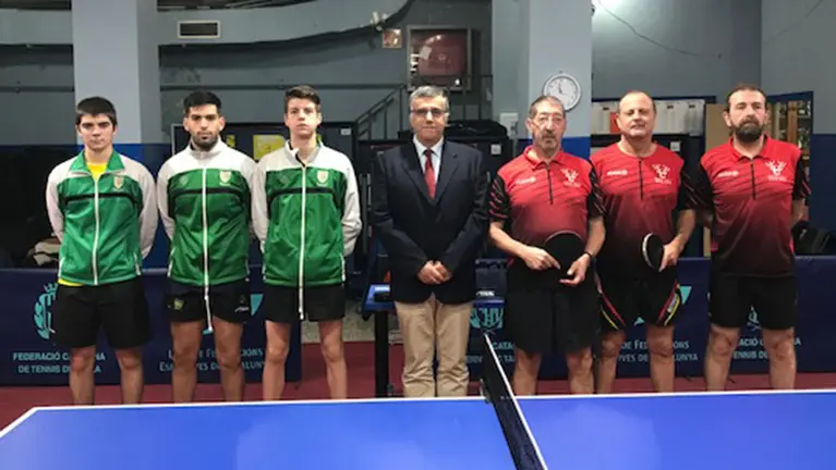 Partido de tenis de mesa con presencia de jugadores de Oberena.
