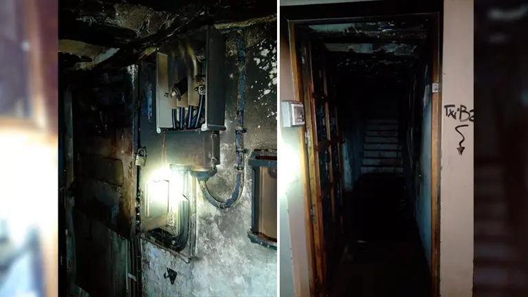 Estado en el que ha quedado el portal afectado por las llamas en la calle San Lorenzo del Casco Antiguo de Pamplona. BOMBEROS DE NAVARRA