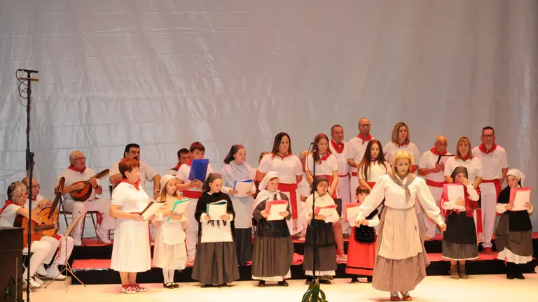 Algunos de los participantes en Festival Jota Villancico celebrado en Caparroso. AMAYA LUQUIN (5)