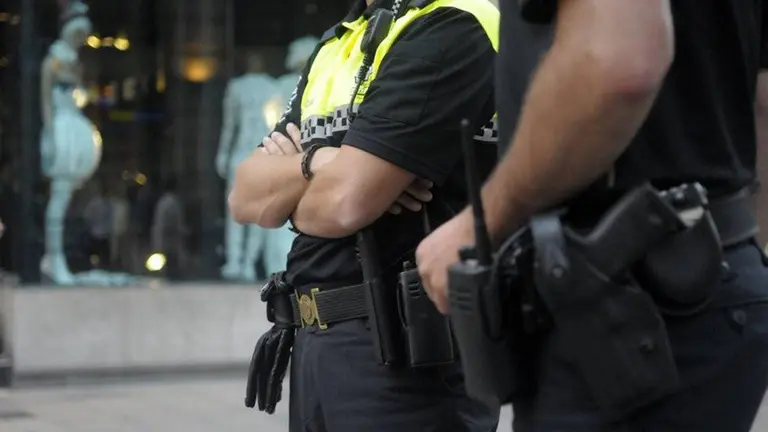 Imagen de varios policías locales en una labor de vigilancia en la calle ARCHIVO