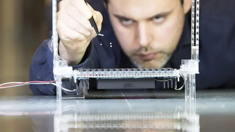 El investigador Asier Marzo, que ha realizado este proyecto, comprueba la fuerza de las trampas acústicas