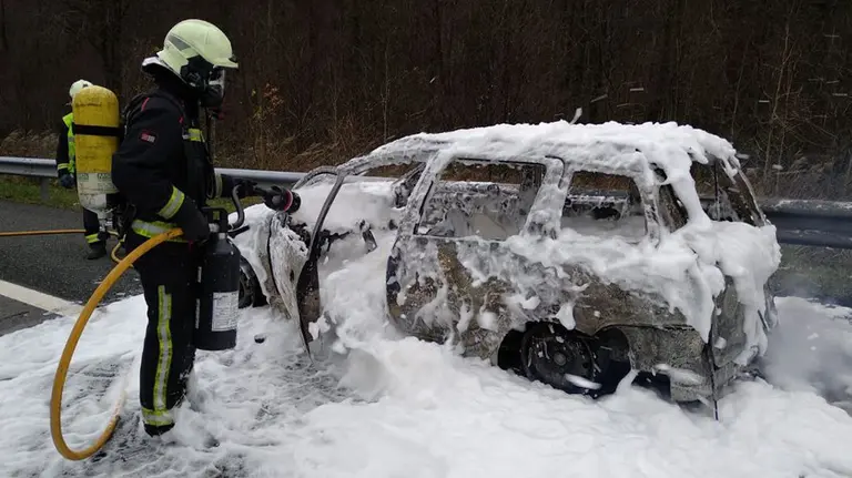 Imagen del coche calcinado que han apagado los bomberos tras sufrir un incendio en la autovía A1 BOMBEROS DE NAVARRA