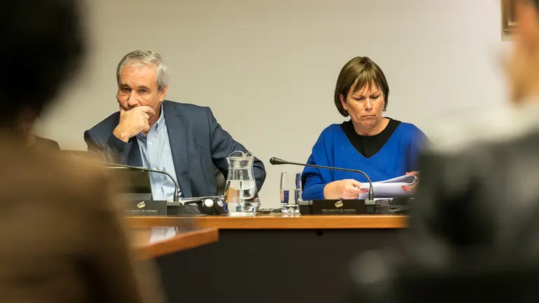 La presidenta de Navarra, Uxue Barkos, acompañada por Mikel Aranburu, responde a cuestiones relativas al Palacio de Rozalejo (09). IÑIGO ALZUGARAY