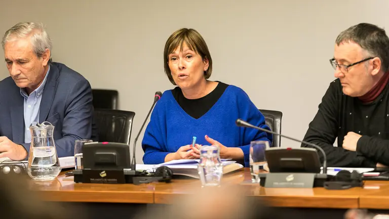 La presidenta de Navarra, Uxue Barkos, acompañada por Mikel Aranburu, responde a cuestiones relativas al Palacio de Rozalejo (13). IÑIGO ALZUGARAY