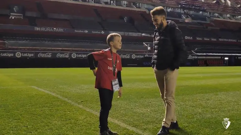 Roberto Torres se encuentra con Mikel, el niño de 9 años que sufre autirmos y ama tanto el fútbol que Osasuna quiso agradecérselo invitándolo a El Sadar CA OSASUNA