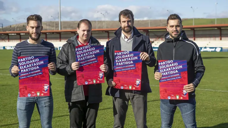 Los protagonistas de la presentación del partido solidario, en Tajonar. CA Osasuna.