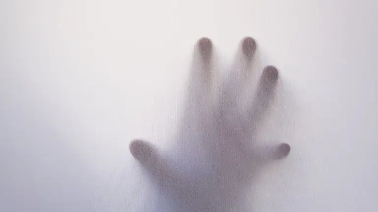 Una persona tratando de escapar en una imagen de archivo