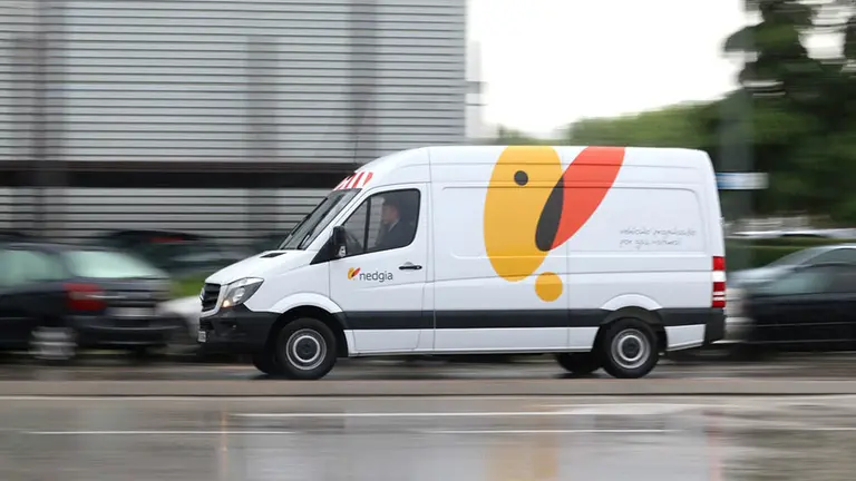 Un vehículo propulsado por gas natural circula por la ciudad.