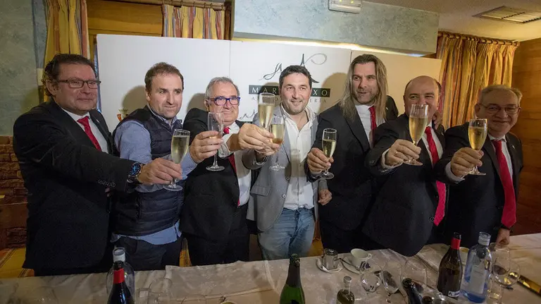 Brindis navideño de directivos  y técnicos del club rojillo. CA Osasuna.