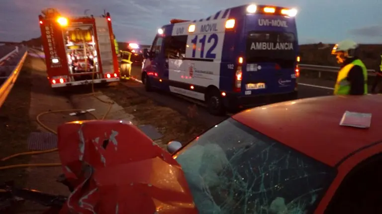Los bomberos han desatrapado a una persona herida en un accidente de circulación en la autovía A-12 a la altura de Sansol BOMBEROS DE NAVARRA