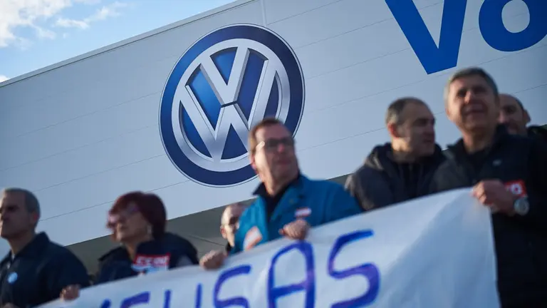 concentración convocada por CCOO, UGT y CC para exigir _el desbloqueo_ del convenio de Volkswagen y _el rejuvenecimiento de la plantilla_. MIGUEL OSÉS 1