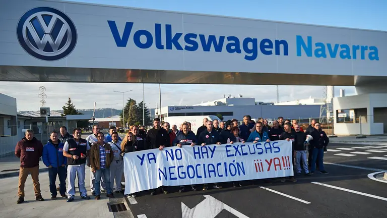 concentración convocada por CCOO, UGT y CC para exigir _el desbloqueo_ del convenio de Volkswagen y _el rejuvenecimiento de la plantilla. MIGUEL OSÉS