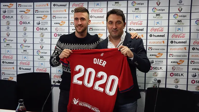 Oier Sanjurjo y Braulio Vázquez en la sala de prensa de Tajonar.