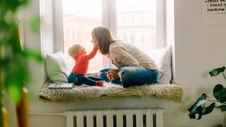 Una madre jugando con su hijo ARCHIVO