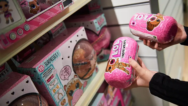 La sección de jugyuetes del corte ingles se prepara para la llegada de los Reyes Magos. MIGUEL OSÉS 8