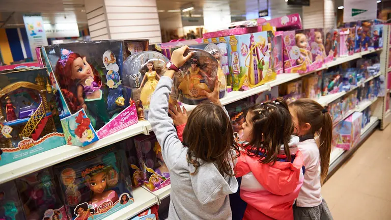La sección de jugyuetes del corte ingles se prepara para la llegada de los Reyes Magos. MIGUEL OSÉS 9