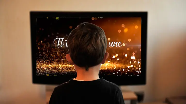 Un niño mira la felicitación de una cadena nacional a través de la televisión. FOTOMONTAJE
