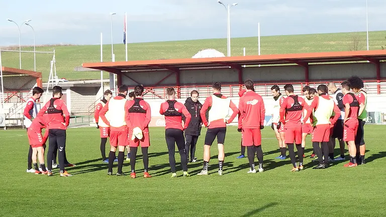 Jagoba Arrasate habla con sus jugadores en Tajonar