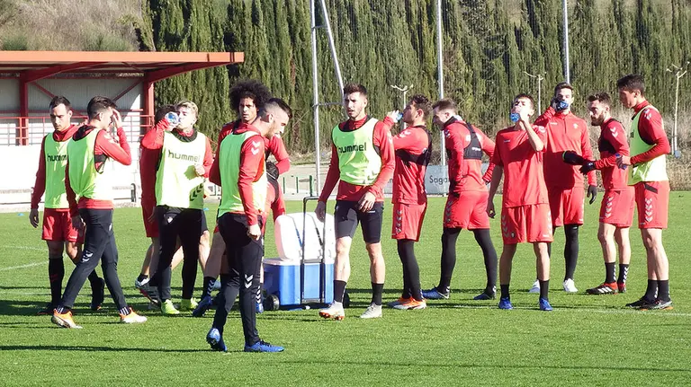 Los jugadores de Osasuna beben agua durante un descanso en Tajonar.