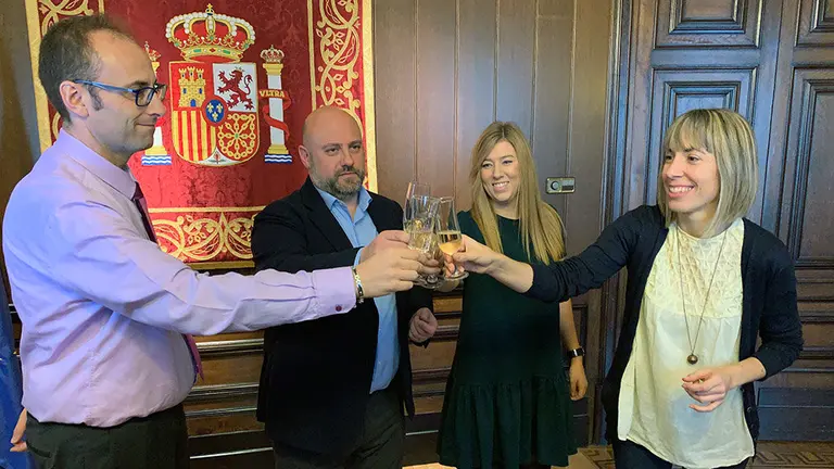 El delegado del Gobierno en Navarra, José Luis Arasti, brinda con su equipo por la llegada de la Navidad