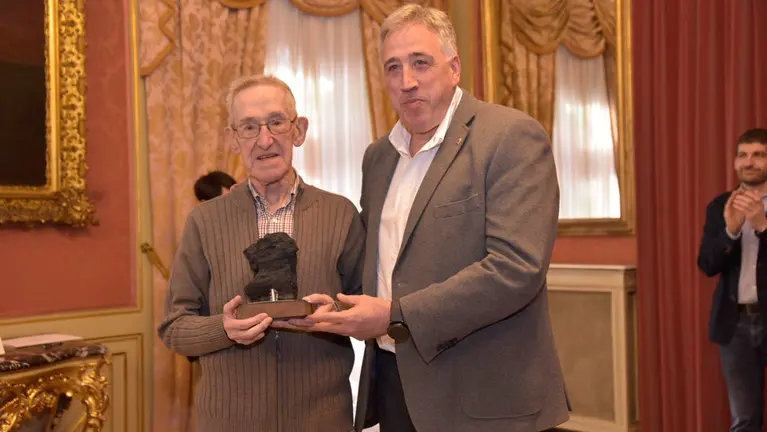 El alcalde de Pamplona junto al galardonado en el premio Txondorra. AYUNTAMIENTO DE PAMPLONA