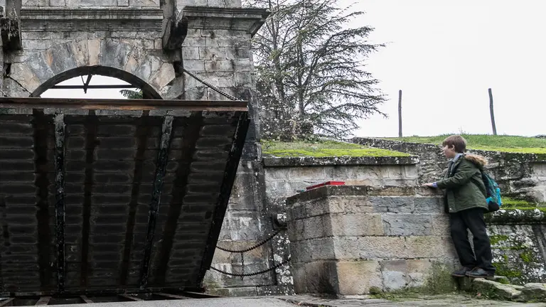Tareas de mantenimiento en puente levadizo del Portal de Francia para prepararlo para la llegada de los Reyes Magos (18). IÑIGO ALZUGARAY