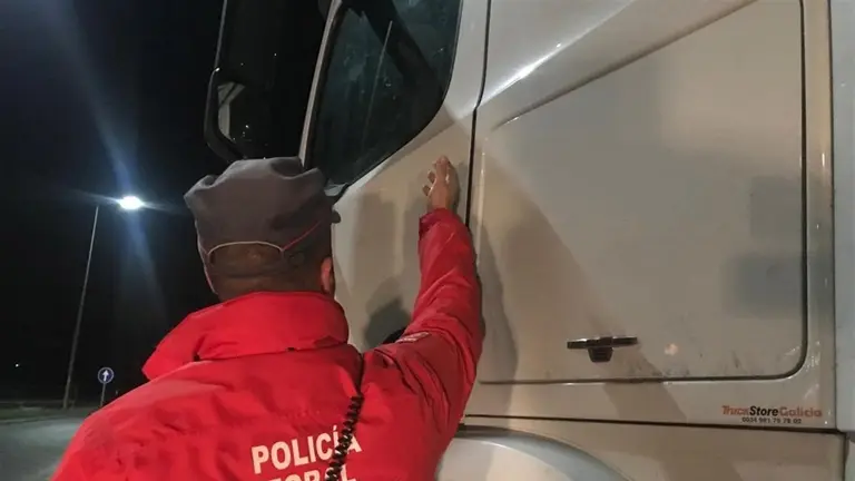 Un agente de Polic&iacute;a Foral junto al cami&oacute;n