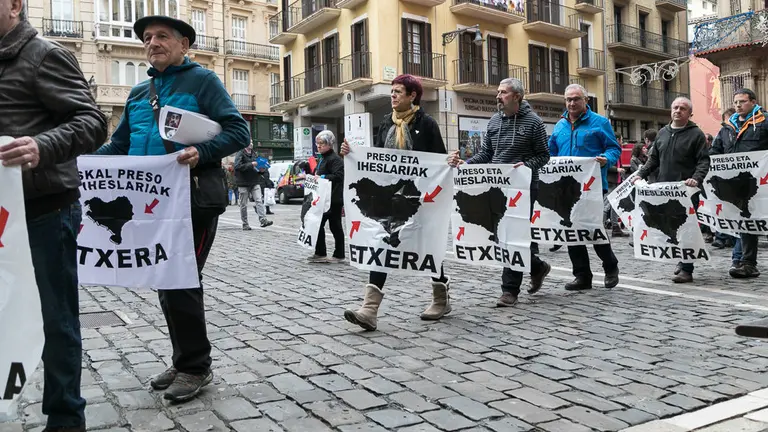 Manifestación, convocada por LAB, en favor del acercamiento de los presos de ETA (05). IÑIGO ALZUGARAY