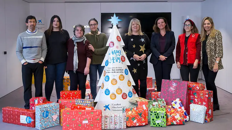De izquierda a derecha, Kiko Alonso, Ainhoa Sánchez, Miriam Gómez y Loredana Agosta, Matilde Ruano, Ana Díez Fontana, Sarah Macho y Arancha Rubio
