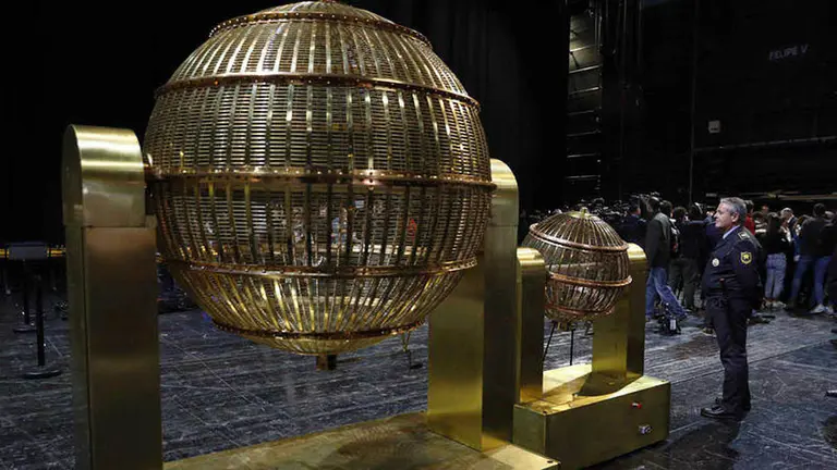 Los bombos ya instalados en el escenario del Teatro Real EFE