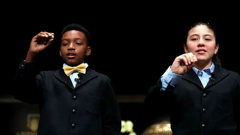 Yanisse Alexandra y Julián Steven cantan el primer cuarto premio EE