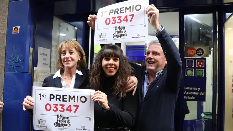 Tomás Ariztia, Asunción Daguerre y Edurne Laso celebran el premio Gordo vendido en la administración de la calle San Nicolás de Pamplona. IÑIGO ALZUGARAY