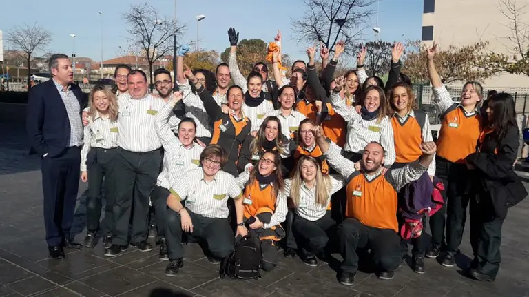Los trabajadores del supermercado de Mercadona en Tudela celebran haber ganado el tercer premio de la Lotería de Navidad con el número 04211 IMAGEN CEDIDA 1