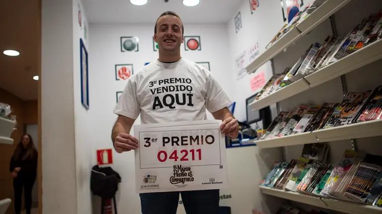 Tercer premio de la loteria de Navidad que ha caido en la sucursal de La Morea. MIGUEL OSÉS_1