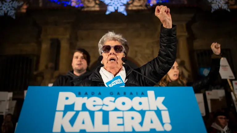 Manifestación y concentración en el Ayuntamiento de Pamplona a favor de los presos de ETA. MIGUEL OSÉS_8
