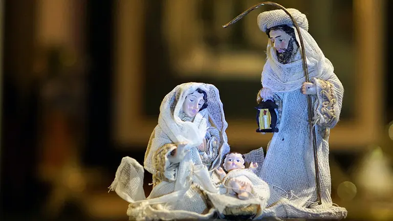 Un Belén representado con las figuras del niño, la Virgen y San José.