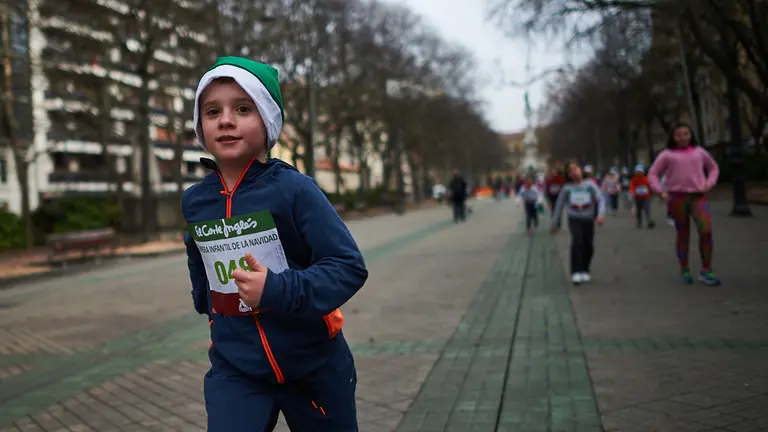 VIII Carrera infantil de la Navidad en la Plaza del Baluarte de Pamplona. MIGUEL OSÉS 27