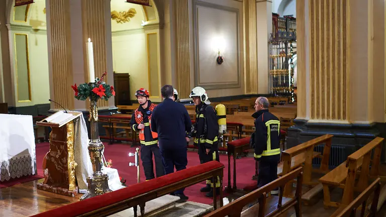 Desalojada la Iglesia de San Lorenzo por los bomberos. MIGUEL OSÉS