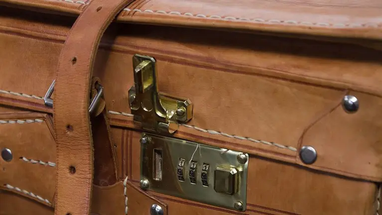 Imagen de archivo de una maleta con candado ARCHIVO