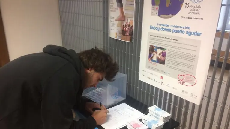 Un alumno apunta sus horas de estudio para la Olimpiada Solidaria TWITTER TANTAKA