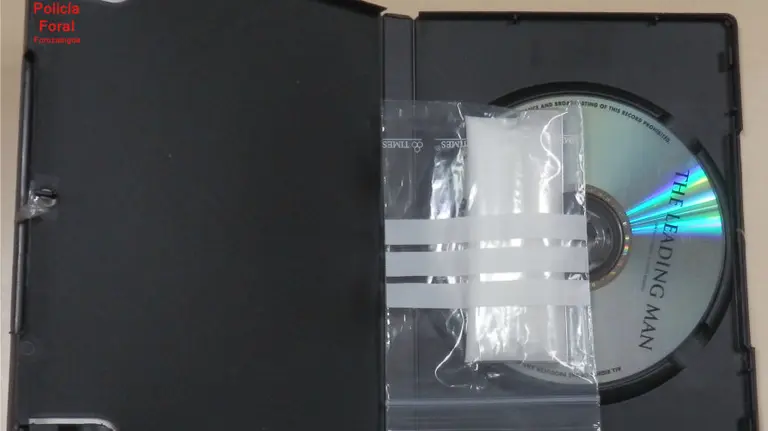 Imagen de uno de los estuches de DVD en donde los traficantes detenidos en Mutilva escondían la droga. POLICÍA FORAL