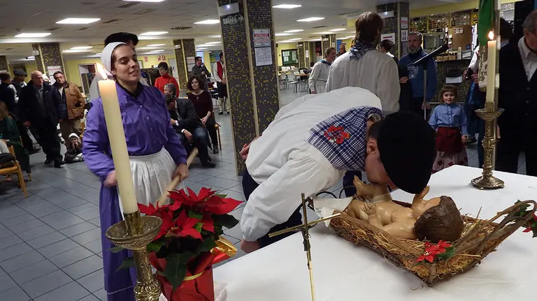 Los dantzaris de Oberena besan al niño Jesús el día de Nochebuena.
