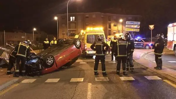Bomberos y asistencias sanitarias atienden a las personas involucradas en el accidente en Alcalá de Henares.