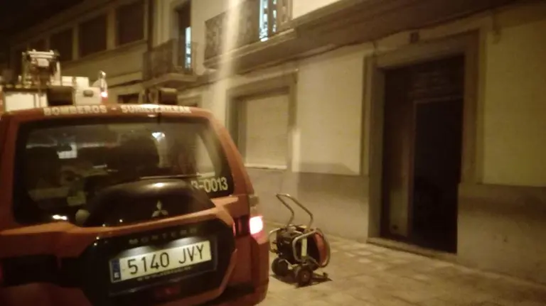 Los bomberos han desalojado dos viviendas de la calle Alcalde Maillata de Olite por una intoxicación de monóxido de carbono. BOMBEROS DE NAVARRA